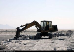 برداشت نمک از دریاچه ارومیه (عکس)