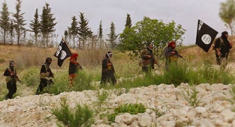استفاده تروریست های داعش از اسیران به عنوان سپر انسانی در سوریه(عکس)