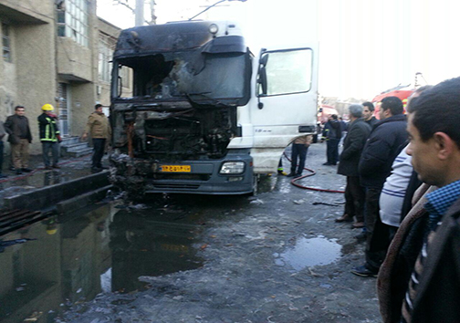 آتش گرفتن چندین خودرو بر اثر نشت مواد سوختی در ارومیه+تصاویر