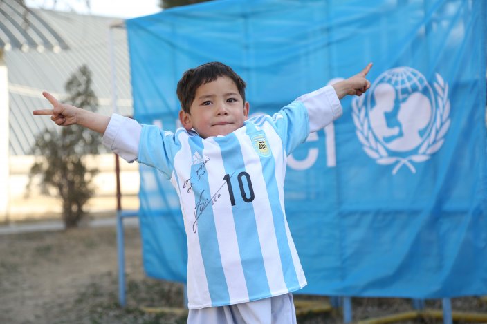 لیونل مسی قولش به کودک افغان را عملی کرد+ تصاویر