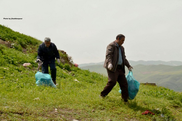 پاکسازی روستای یوزبند توسط همیاران زیست سبز و رفتگران طبیعت آذربایجان شرقی+عکس