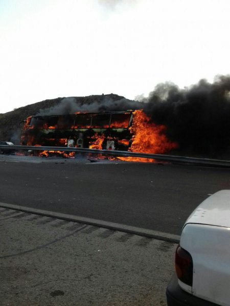 آتش گرفتن اتوبوس مسافربری در جاده تهران – قم (عکس)