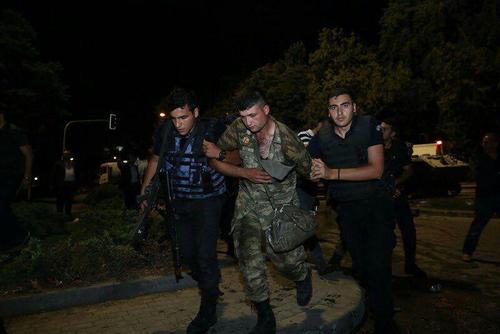 حامیان اردوغان یک سرباز را سر بُریدند