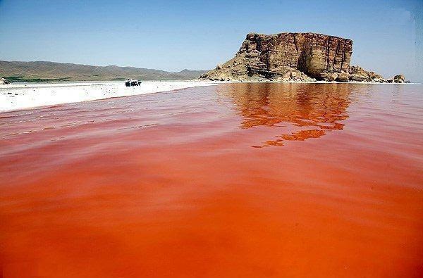 تشریح آخرین وضعیت دریاچه ارومیه و علت سرخ شدن آن + عکس