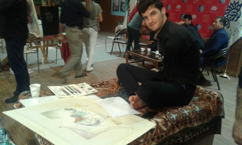 وقتی دل و پا یکی می شود؛ نگارگری هنرمند آذربایجانی با پا/او نقاشی‌هایش عزاداری می‌کند