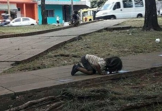 تصویری دردناک از یک دختر بچه که جهان را متأثر کرد +عکس