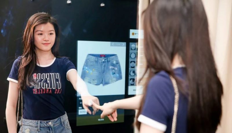 آینه هوشمندی که لباس مناسب را به مشتری پیشنهاد می‎کند +عکس