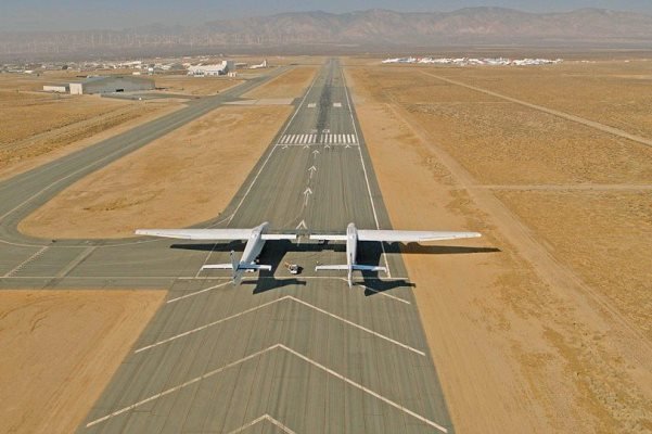 پرواز بزرگترین هواپیمای دنیا با بال‎هایی به بزرگی زمین فوتبال