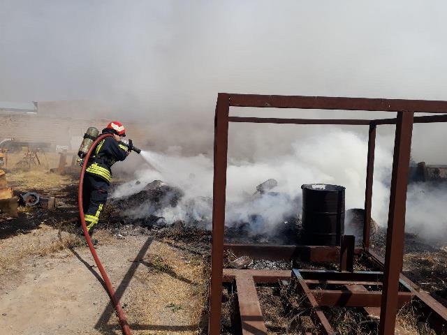 آتش سوزی ضایعات محوطه کارخانه‌ای در شهرک صنعتی رجائی