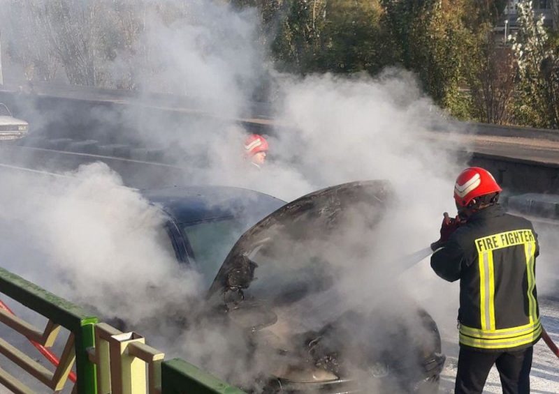 آتش‎سوزی خودرو پژو ۲۰۶ در خیابان منجم به سرعت اطفاء حریق شد