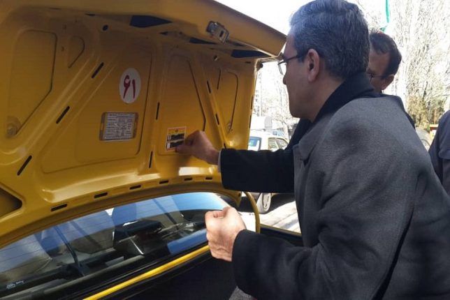 نصب برچسب شناسایی رانندگان تاکسی در تبریز