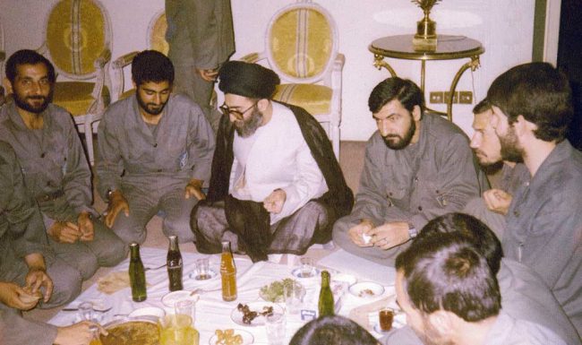 عکسی کمتر دیده شده از رهبری در کنار شهید باکری