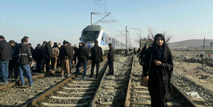 تعدادی از کارگران راه‌آهن آذربایجان تجمع کردند