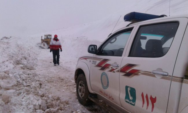 رهاسازی ۴۰۰ خودرو گرفتار در برف آذربایجان غربی