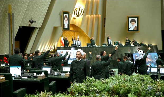 صحن پارلمان سبزپوش شد/نمایندگان مجلس لباس سپاه به تن کردند