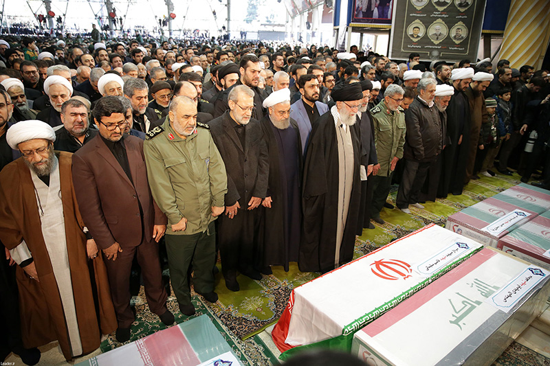 رهبر انقلاب بر پیکر شهید سلیمانی نماز اقامه کردند