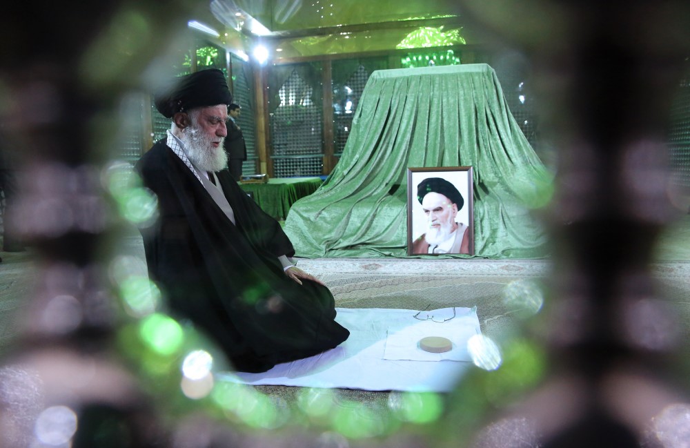 رهبر انقلاب در مرقد امام خمینی حضور یافتند
