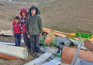 تخریب یک مدرسه کانکسی در روستای ساری‌لار