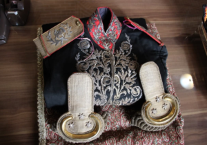 اهدای لباس سرتیپی ۱۱۶ ساله به موزه قاجار تبریز