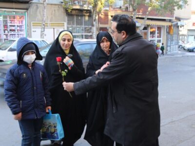 اهدای کتاب و شاخه گل به دانش آموزان در محلات تبریز