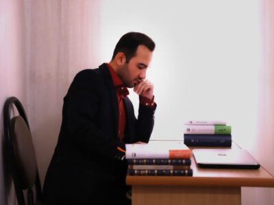 «هم صورت شیخ اجل یا هم قبیله جناب شهریار»