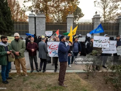 اینها چه کسانی هستند که بدون مجوز هر کاری خواستند می‌کنند؟