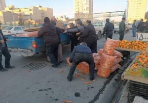 جمع‌آوری ۲۱۸ خودرو سد معبری و طبق میوه فروش از سطح منطقه ۴