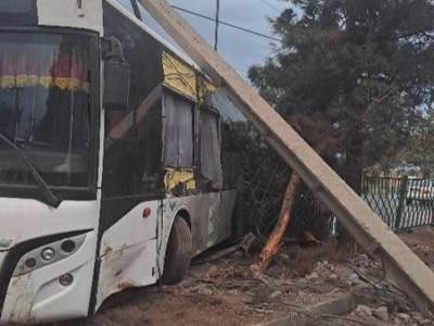 برخورد اتوبوس با تیر برق
