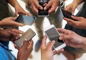 نوجوانان جهان چقدر در شبکه های اجتماعی وقت میگذرانند؟