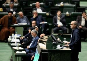 حق نداریم برای مردم قیافه بگیریم، هرکس نمی‌خواهد خدمت کند از دولت برود