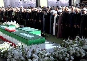 اقامه نماز بر پیکرهای مطهر شهدا با حضور ۳ فرزند رهبر شهید +فیلم