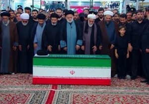ویدئوی کامل اقامه‌ نماز بر پیکر آقای شهید ایران در حرم مطهر رضوی