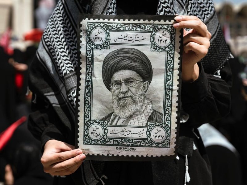 تصاویر منتخب رسانه‌ها از مراسم وداع و اقامه نماز بر رهبر شهید در مصلی تهران