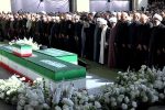 اقامه نماز بر پیکرهای مطهر شهدا با حضور ۳ فرزند رهبر شهید +فیلم