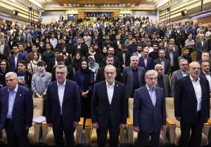 اگر باور به خودمان داشته باشیم می‌توانیم از مشکلات عبور کنیم